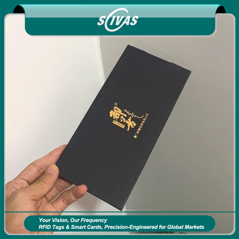 Uma caixa profissional preta deslizante para cartões com design de extração suave para apresentação premium de cartões.