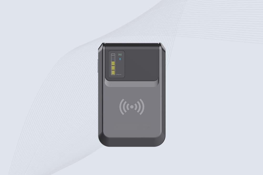 O leitor portátil UHF RFID CK-R10 é exibido sobre um fundo simples, mostrando toda a estrutura frontal e seu formato vertical compacto.