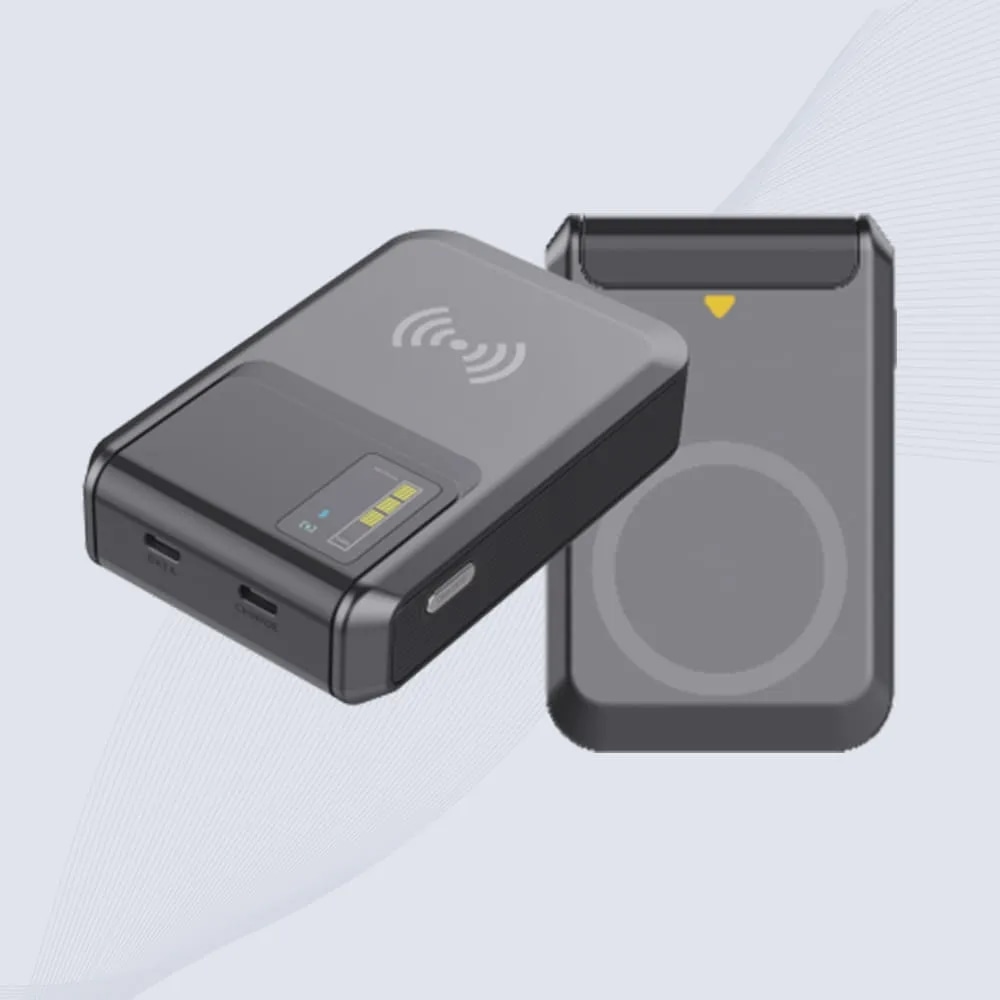 O leitor UHF RFID CK-R10 é mostrado em vistas angulares frontal e traseira, com portas, indicador de bateria e área magnética circular visíveis.