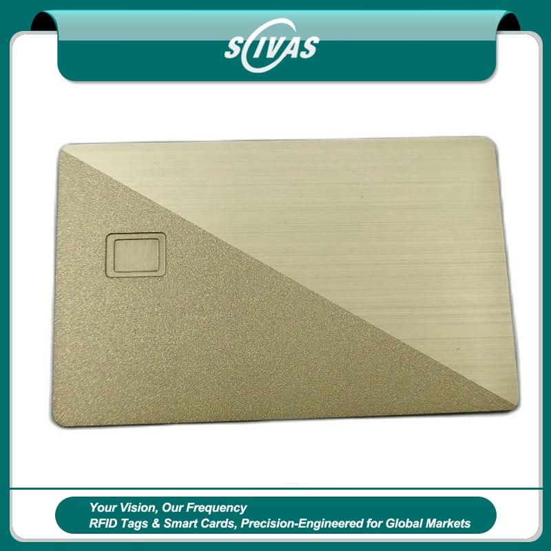 Cartão metálico de contato personalizado de alta qualidade com acabamento profissional em ouro escovado projetado para pagamentos seguros.