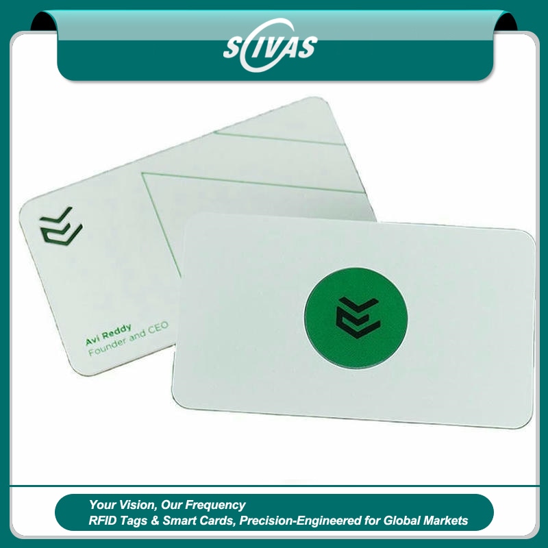 Imagem nítida de Cartões NFC Metálicos Gravados sob Medida destacando referência de tamanho para aplicações de Cartões de visita metálicos.