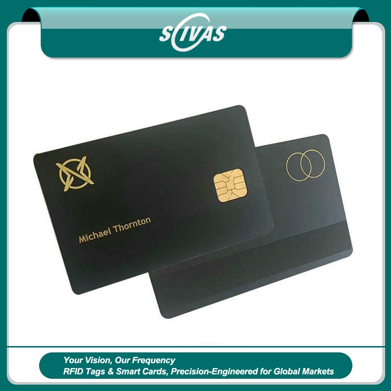 Imagem de Cartões de Crédito Metálicos Personalizados com Chip IC com foco em detalhe de corte a laser para projetos de Cartões IC metálicos com contato.