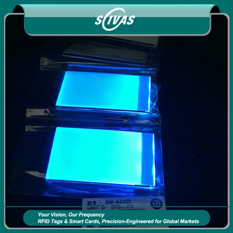 Vista frontal de um adesivo nfc led interativo brilhando em azul para indicar validação bem-sucedida em sistemas de ingressos para eventos.