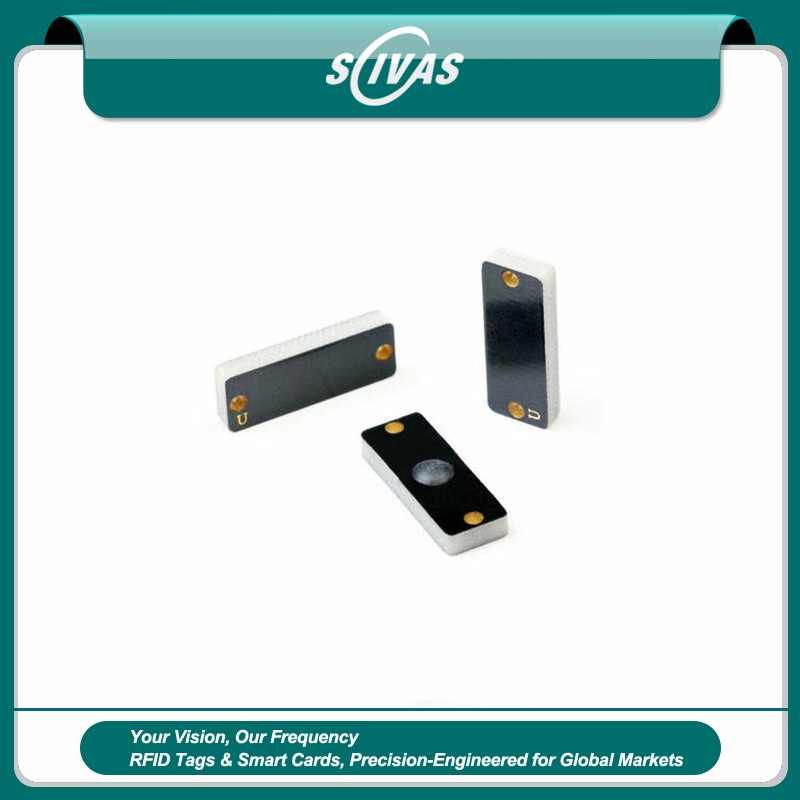 A imagem principal da etiqueta RFID PCB on metal P2208-3 mostra três etiquetas com dois furos para rastreamento de metal em alta temperatura.