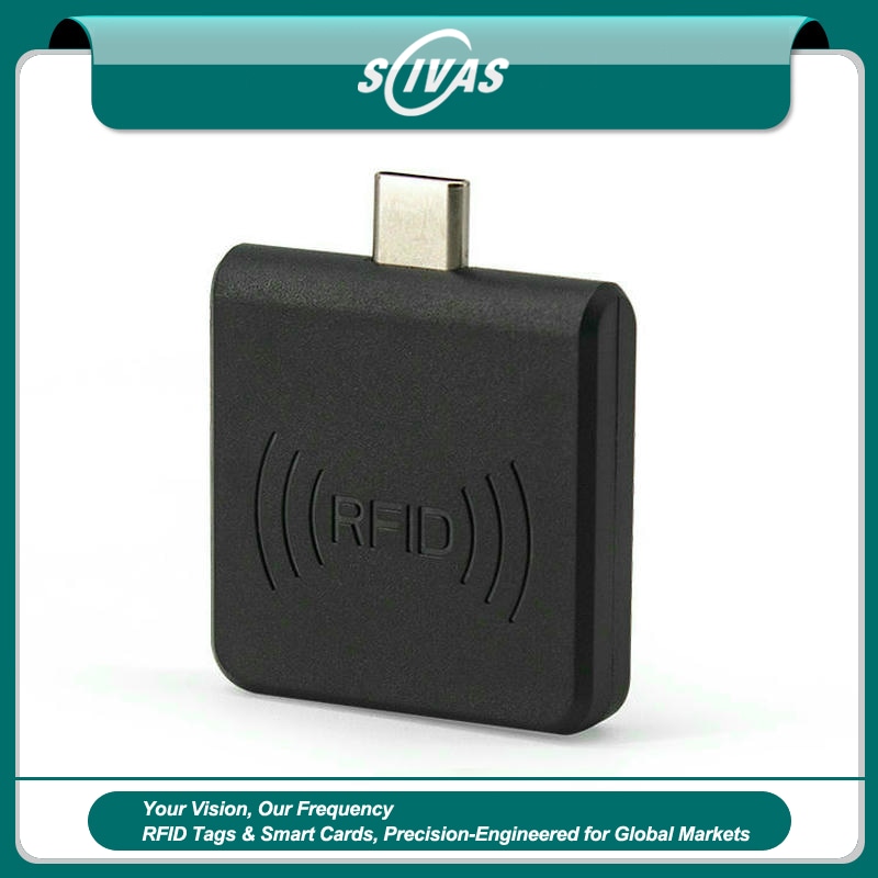 Esta imagem mostra o leitor móvel RFID UHF preto R65H com conector Type C e marca RFID em relevo na carcaça frontal.