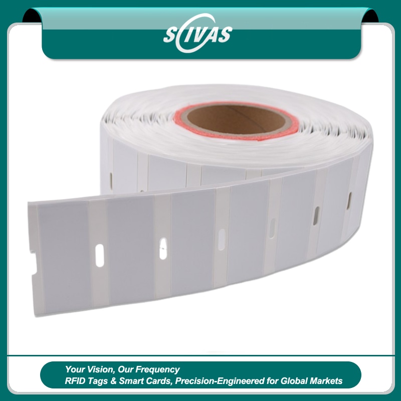 Imagem nítida de Etiqueta RFID UHF Flexível para Metal: 12 —5 m destacando detalhe de corte a laser para aplicações de Tags RFID UHF flexíveis para metal.
