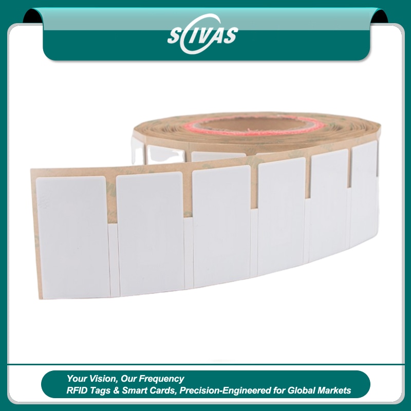 Imagem nítida de Etiquetas RFID UHF IP68 para Ativos Metálicos Curvos destacando detalhe de corte a laser para aplicações de Tags RFID UHF flexíveis para metal.