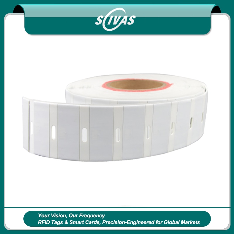Uma etiqueta UHF RFID branca e flexível para metal modelo F6025-4 com estrutura reforçada de dobra dupla para alta durabilidade.