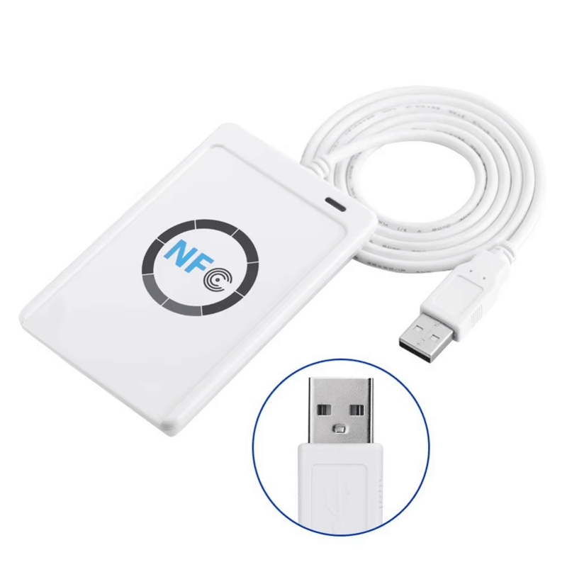 Esta imagem mostra o leitor ACR122U com cabo USB enrolado e uma vista aproximada do conector USB para instalação rápida.