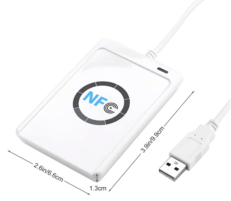 Esta imagem mostra o leitor ACR122U com linhas de dimensão e a ficha USB, ajudando a confirmar as medidas gerais do produto.