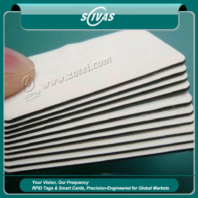 Tags RFID de PVC para metal empilhadas com face branca imprimível e camada antimetal preta para pagamento sem contato e identificação de ativos.