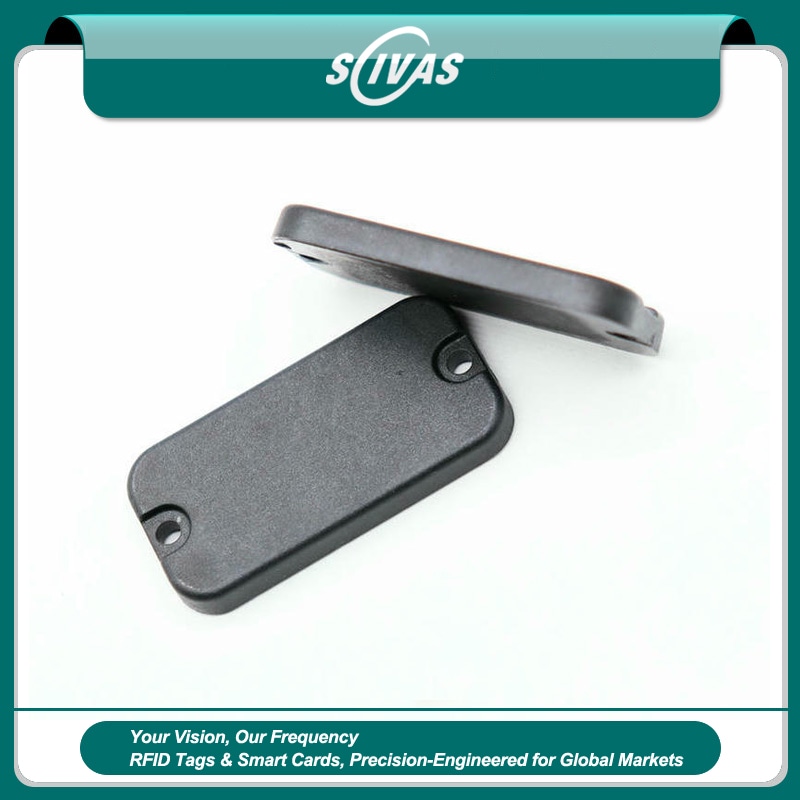 Imagem nítida de Tags RFID PPS Compactas para Rastreamento Industrial destacando logotipo impresso para aplicações de Tags RFID em PPS.