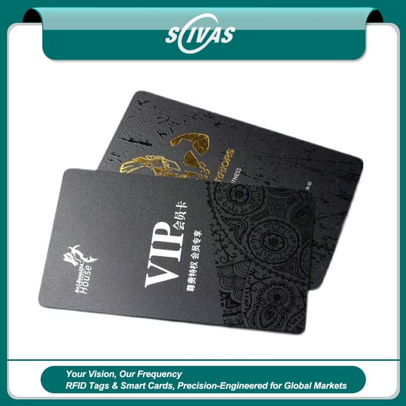 Imagem de Cartões em PVC Preto Fosco com Textura Granulada com foco em logotipo impresso para projetos de Cartões plásticos.