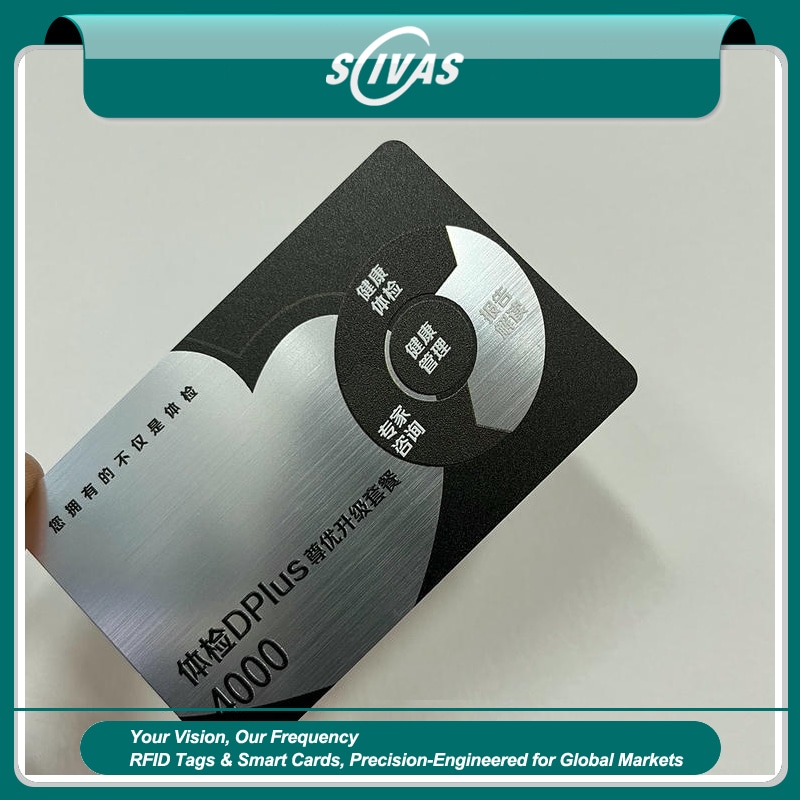 Esta imagem destaca impressão personalizada de cartões em Cartões Escovados com Alto-Relevo a Laser para aplicações de Cartões plásticos.