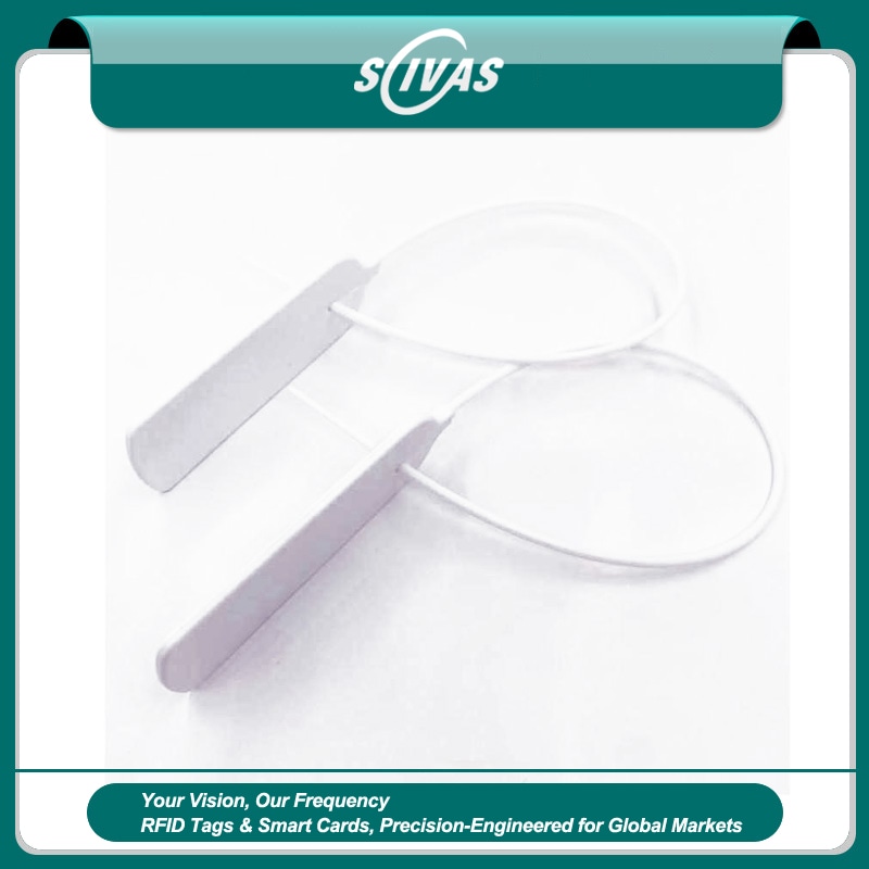 Imagem em moldura SCIVAS mostra duas tags RFID tipo lacre de abraçadeira modelo Z33026-1 colocadas em laço para identificação de ativos de serviços públicos e telecomunicações.