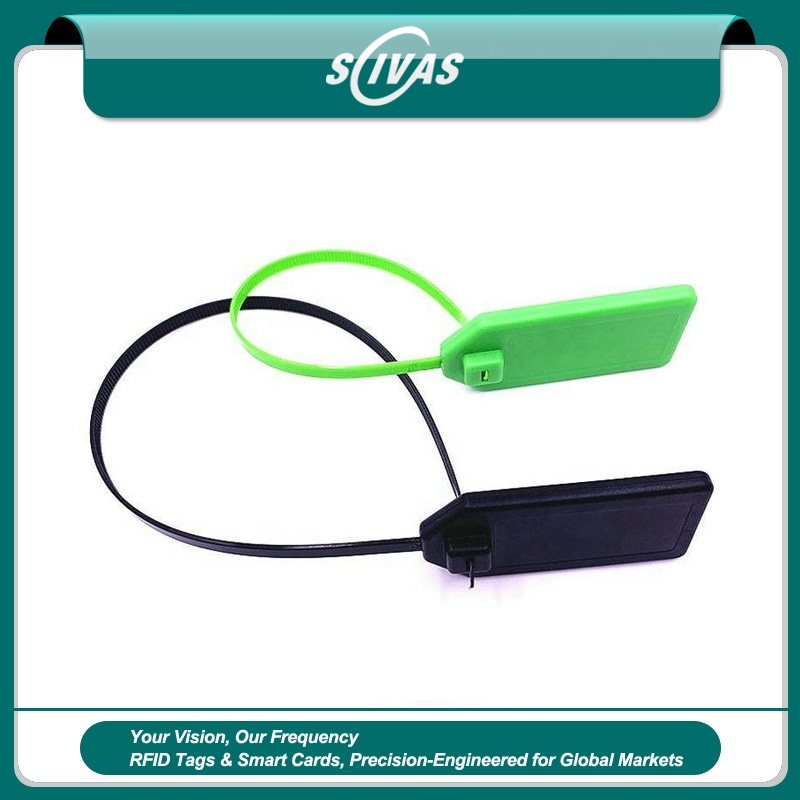 Imagem principal em moldura da SCIVAS mostra etiquetas RFID verdes e pretas de abraçadeira modelo Z36030-1 fechadas em laço como lacres anticorrosão para aplicações marítimas.