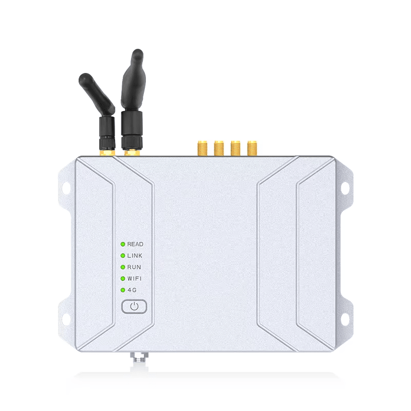 Esta imagem mostra a vista frontal reta do leitor fixo UHF RFID CF400 com duas antenas sem fio e quatro conectores de antena.