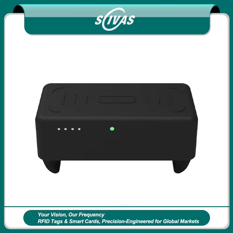 O leitor UHF RFID com clipe traseiro H100 é mostrado em uma vista frontal reta do produto com uma luz verde de status na carcaça preta.