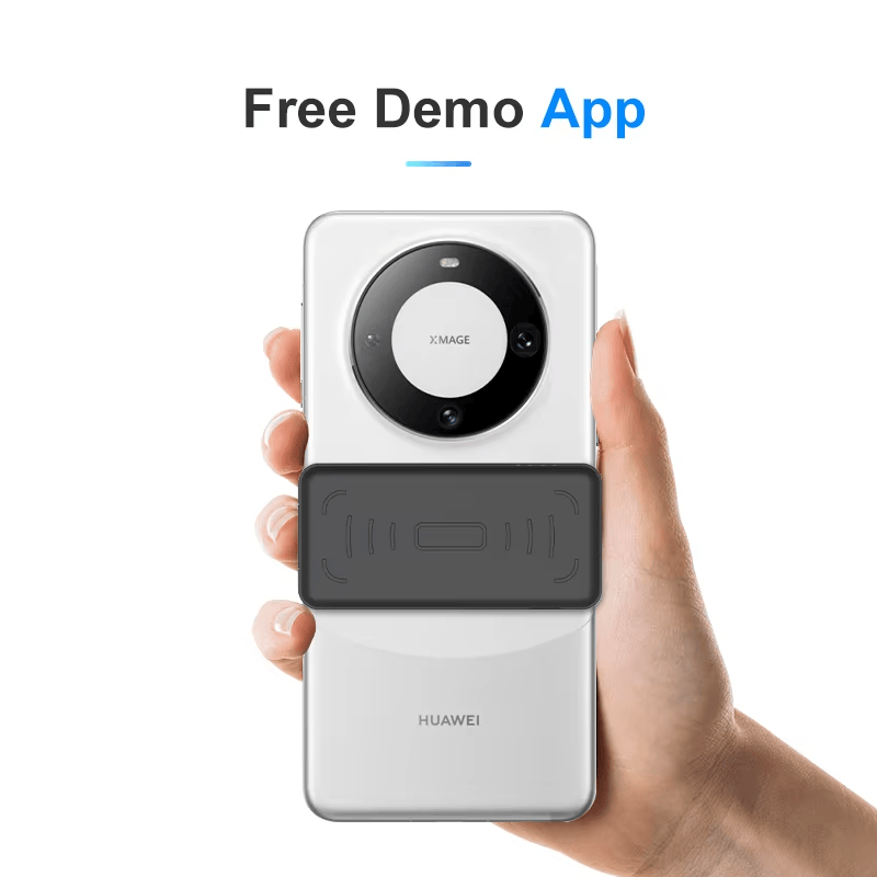 O leitor UHF RFID H100 com clipe traseiro está conectado a um smartphone segurado com uma mão para promover o fluxo de trabalho do aplicativo de demonstração gratuito.