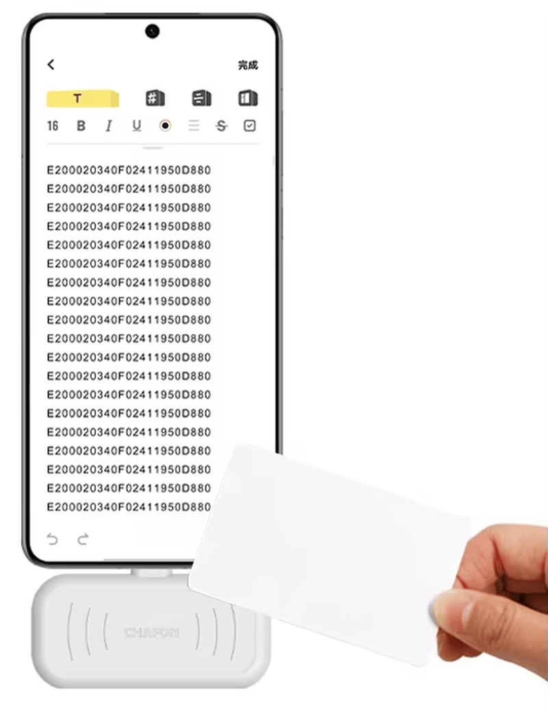 O leitor UHF RFID H101 está conectado a um smartphone enquanto uma mão apresenta um cartão em branco para verificação de curta distância.