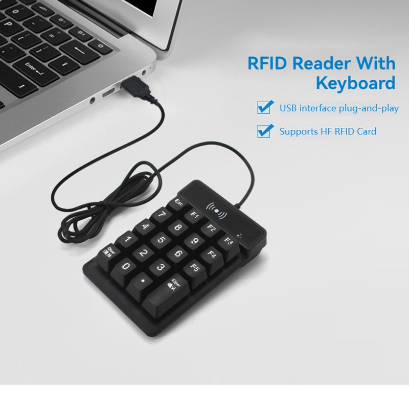 Imagem do leitor RFID R98C com teclado conectado a um laptop via USB, destacando a operação plug and play.
