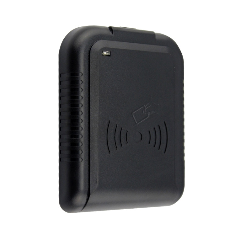 Vista detalhada do leitor RFID LF R40DB para leitura de cartões UID.