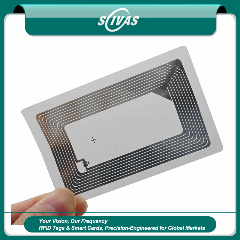 O grande rolo de etiquetas RFID HF brancas e duráveis foi projetado especificamente para rastreamento de equipamentos industriais e gestão de empréstimo em áreas de ferramentas.