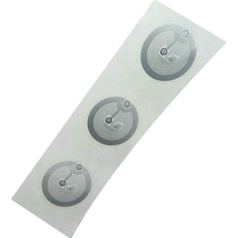 Foto de etiquetas NFC antifalsificação para marcas mostrando aplicação em superfície metálica na categoria Etiquetas RFID HF.