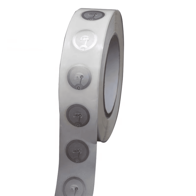 Pequenas etiquetas circulares hf rfid são aplicadas em caixas de joias de luxo para permitir visibilidade de inventário em tempo real e segurança antifurto em lojas.
