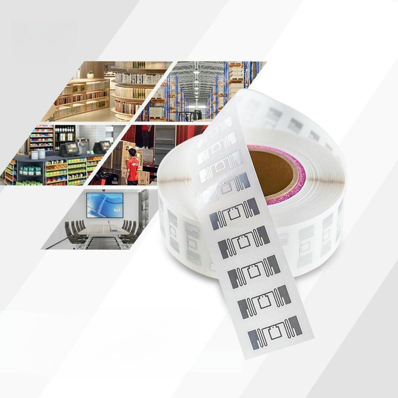 Um rolo de etiquetas RFID UHF aparece junto a cenas de armazém, prateleiras de varejo, carregamento e escritório para demonstrar diferentes aplicações de rastreamento.