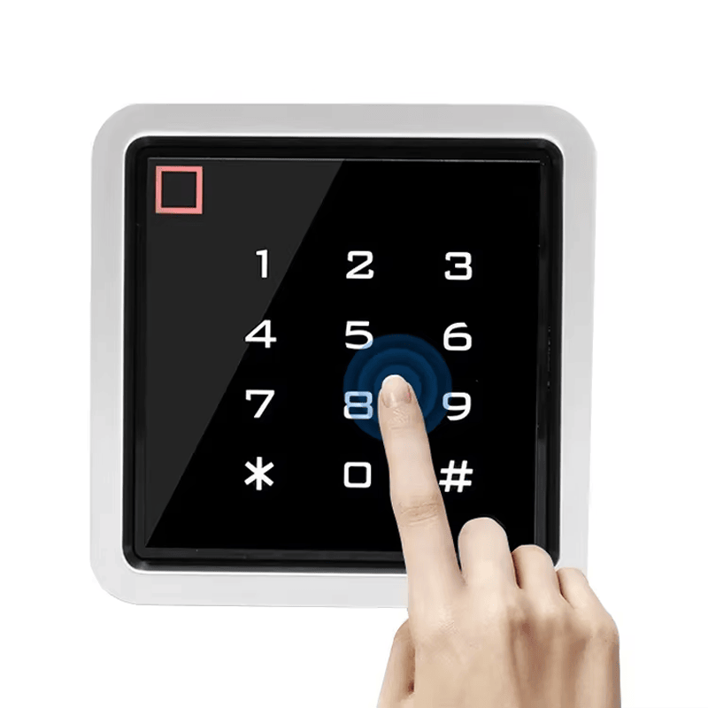 O terminal de segurança Tuya T8 exibe um teclado iluminado em branco brilhante que garante visibilidade clara para usuários que digitam senhas durante o acesso noturno