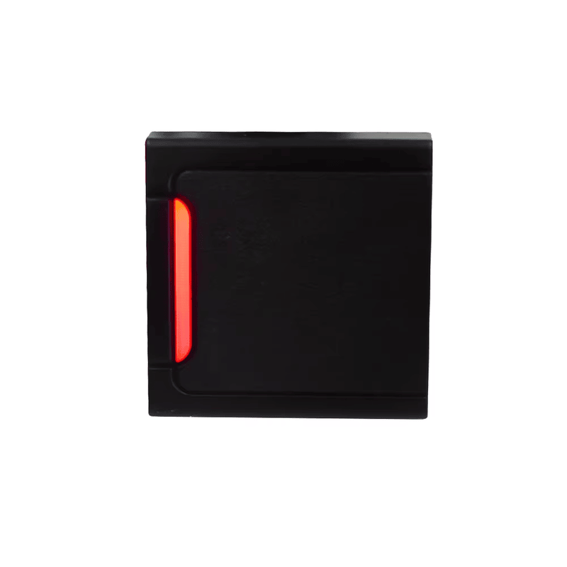 Leitor RFID de parede para sistemas de entrada segura instalado em ponto de acesso com controle de porta.