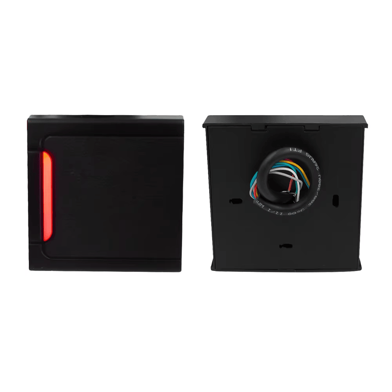 Indicador LED do leitor RFID de parede mostrando o estado de espera e a confirmação de leitura do cartão.
