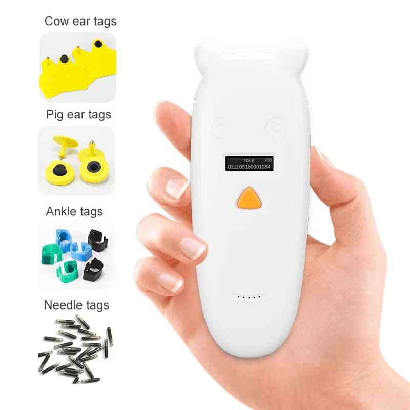 Leitor portátil de microchips FJ-RD01 mostrado com exemplos de etiquetas auriculares; anilhas de pata e tags de vidro para indicar ampla compatibilidade com tags.