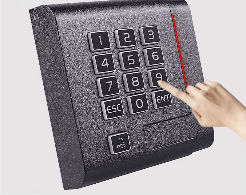 Leitor RFID de dupla frequência com teclado instalado em um sistema de entrada e controle de acessos.