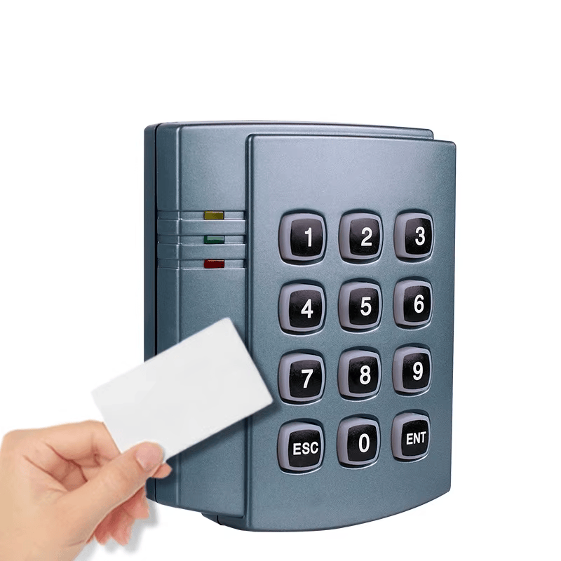 Leitor 08F com teclado instalado em uma entrada externa protegida para autenticação segura por cartão e PIN.