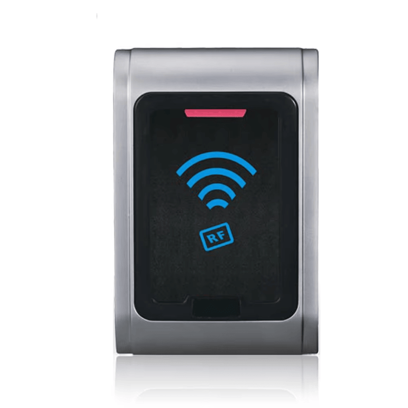 A parte traseira do leitor de controle de acesso RF005 conta com componentes eletrônicos totalmente encapsulados para garantir proteção IP68 contra água da chuva e umidade.
