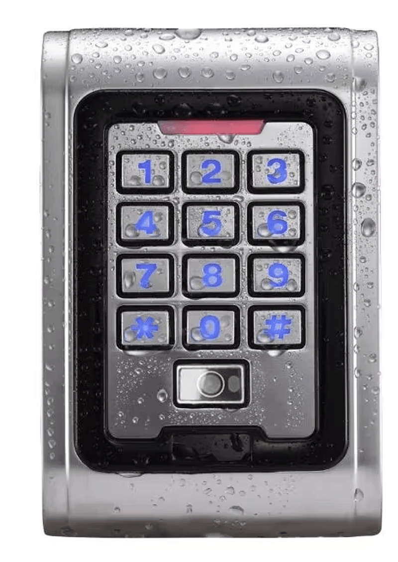 Usuário apresentando um código QR dinâmico de aplicativo móvel ao leitor de acesso R30-MF
