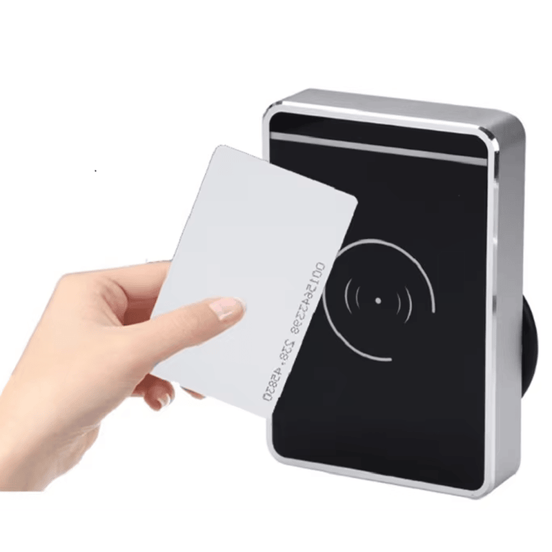 O leitor RFID externo dourado J20 oferece leitura confiável de credenciais e acesso por teclado em uma robusta carcaça metálica à prova d