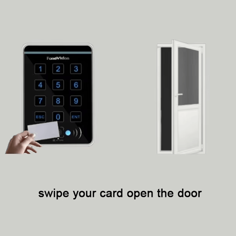 Um usuário aproxima um cartão MF do leitor de códigos QR R60 demonstrando seus recursos de autenticação RFID e por código QR de frequência dupla.