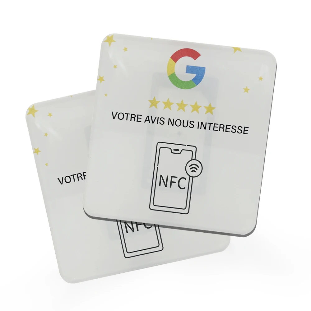 Diagrama interno mostrando o chip RFID de alta frequência incorporado na estrutura resistente do cartão plástico