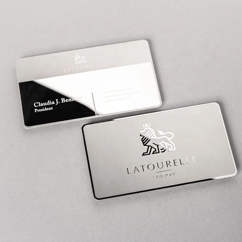 Cartões de visita em metal gravado personalizados apresentados com vista aproximada de detalhes do produto para aplicações de cartões metálicos.