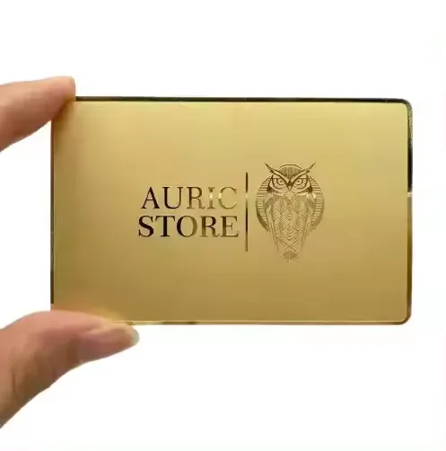 Cartões de visita em metal gravado personalizados apresentados em exibição de aplicação para cartões metálicos.