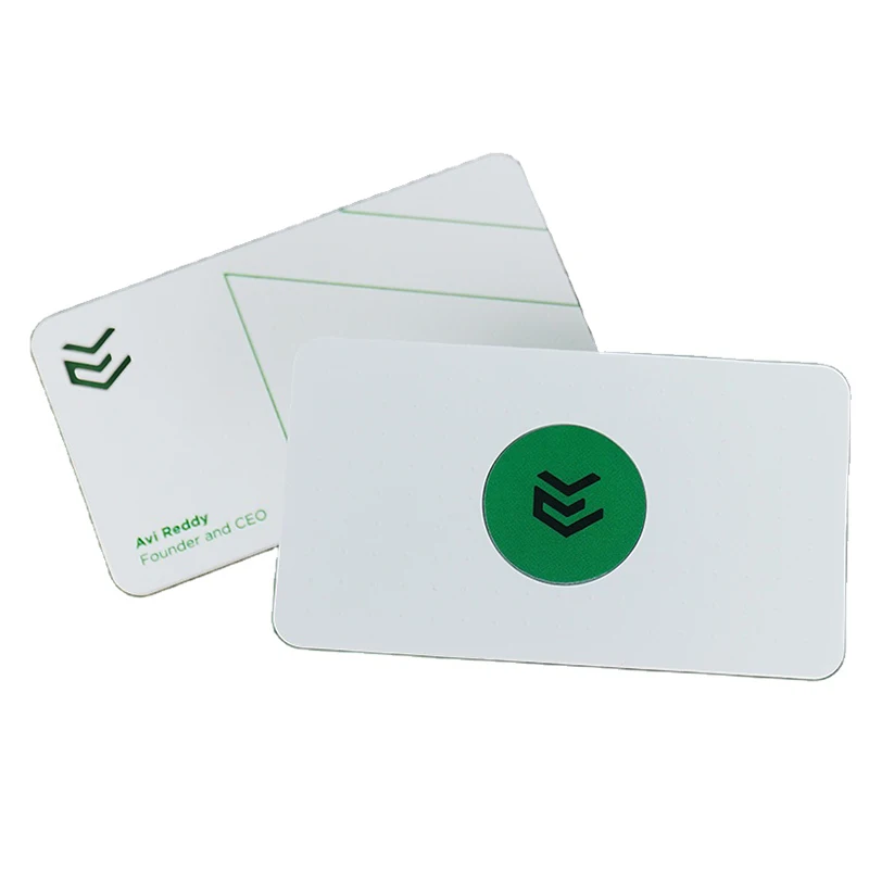 Cartões de visita metálicos vazados personalizados para identidade visual com vista aproximada de detalhes do produto em aplicações de cartões metálicos.