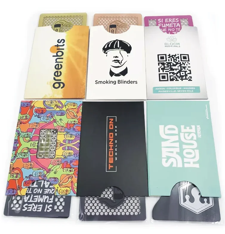 Cartões metálicos dourados escovados para identidade visual de luxo apresentados na seção descritiva com vista em ângulo do produto para Cartões de visita metálicos.