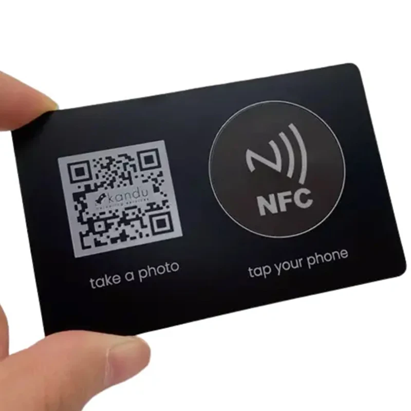 Cartões metálicos dourados escovados para identidade visual de luxo com detalhe da textura de superfície para aplicações Cartões de visita metálicos.