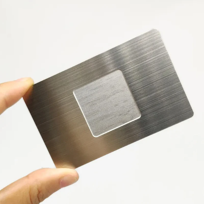 Cartões NFC em metal personalizados para identidade visual premium, mostrados na descrição com detalhe de textura de superfície para aplicações de cartões metálicos.