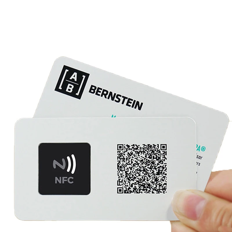 Cartões NFC em metal personalizados para identidade visual premium, mostrados na descrição com detalhe do acabamento de borda para aplicações de cartões metálicos.