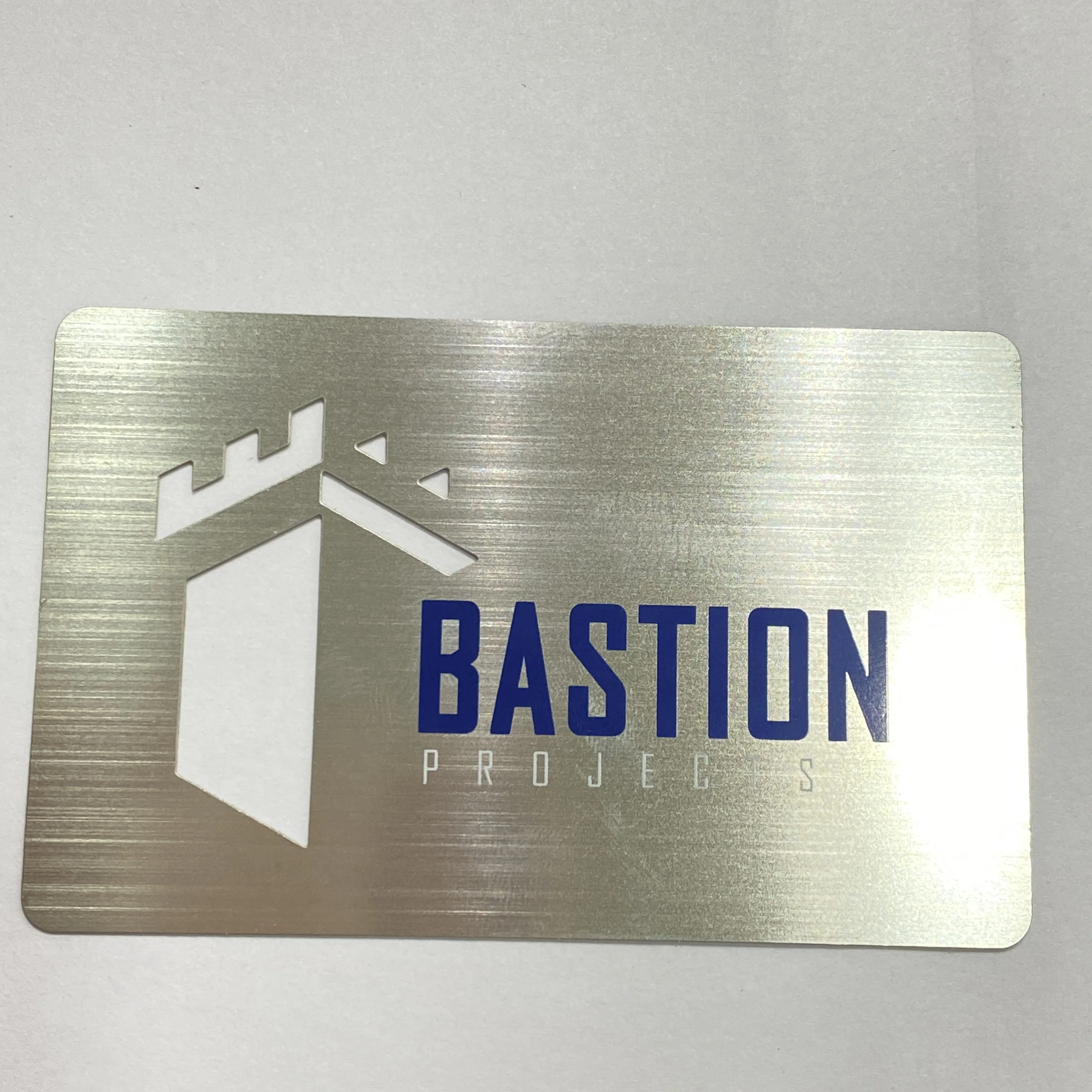Cartões de visita metálicos banhados a ouro para marcas premium, mostrados na seção de descrição com vista detalhada do acabamento da borda para aplicações de Cartões de visita metálicos.