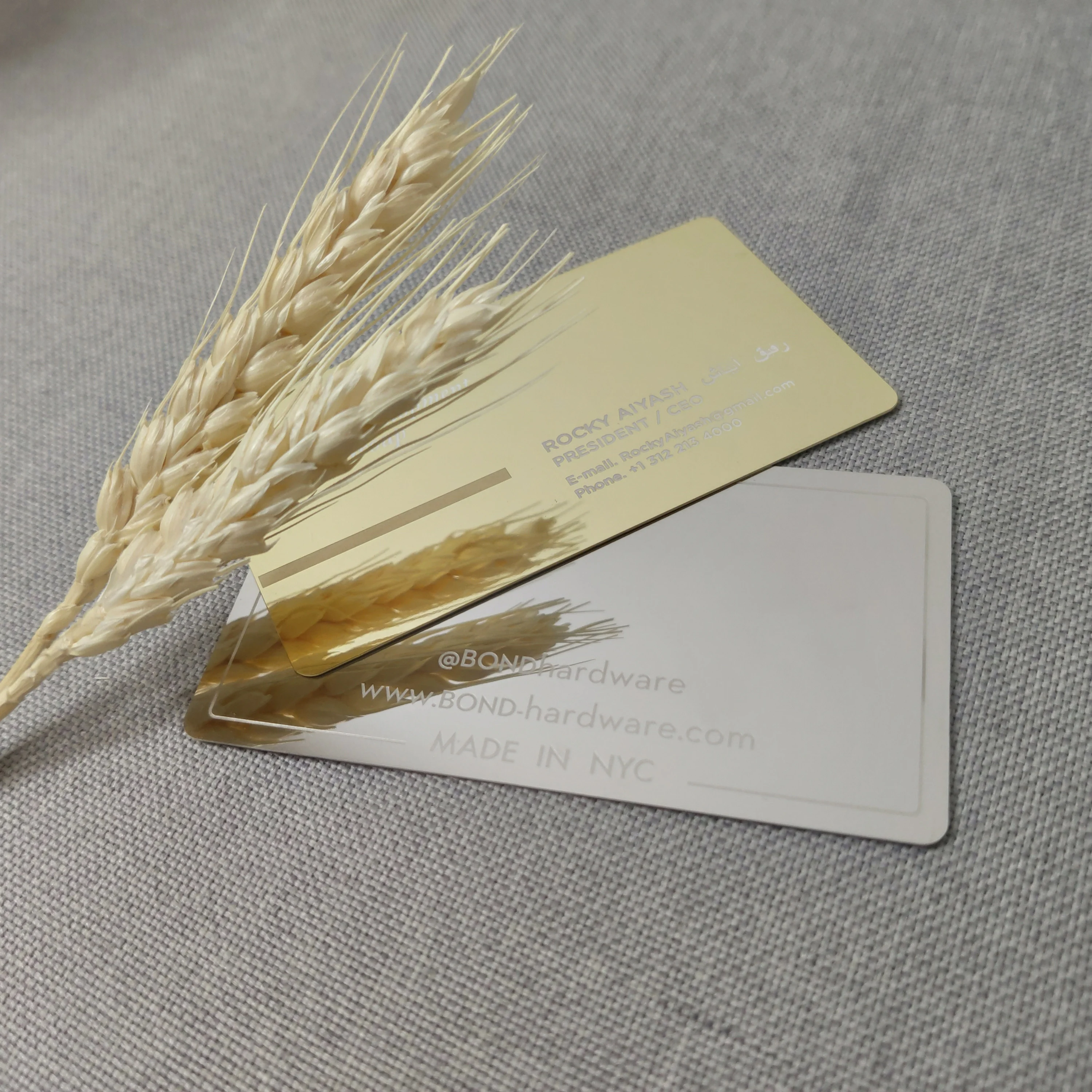 Cartões de visita metálicos banhados a ouro para marcas premium, mostrados na seção de descrição com vista detalhada do acabamento da borda para aplicações de Cartões de visita metálicos.